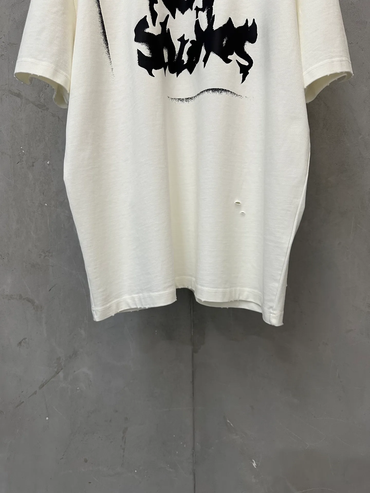 ￼ 145-Summer New Arrival heavy g T-shirt Acne studios Acne studios 26ss Gothic style distressed micro-label short-sleeved T-shirt Fabric: Made of high-definition super heavyweight cotton double yarn compact Xinjiang cotton Gram weight gram Paired with 2*2 Solona rib g Clean cloth surface Clear texture Tight feel Stiff High color fastness No change No Color Change Customized hardware Thread Accessories Matching pattern, men and women, Same Style Color: Washed Gray Card Color White Size: XS S M L XL